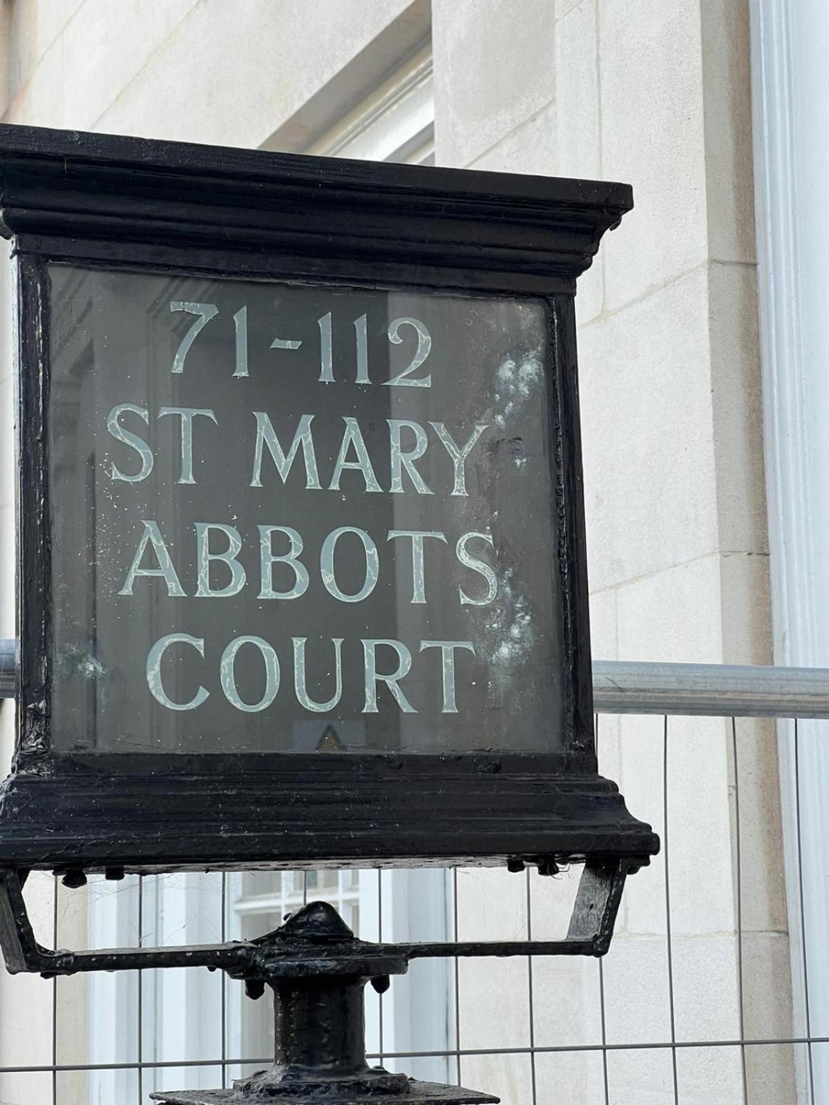 St Mary Abbots Court Londra